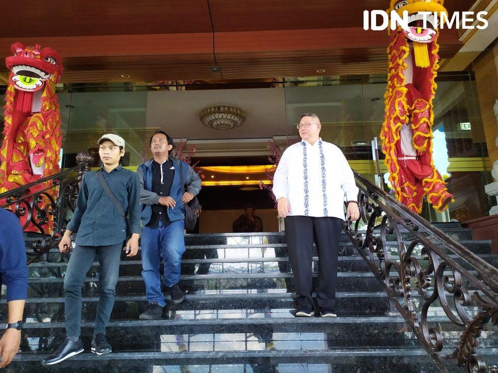 Pandita Hendri Suwito dari Buddist Center Samarinda saat memberikan keterangan kepada media (IDN Times/Yuda Almerio)