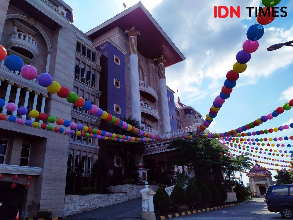 Persiapan Buddist Center Samarinda menjelang perayan Tahun Baru Imlek (IDN Times/Yuda Almerio)