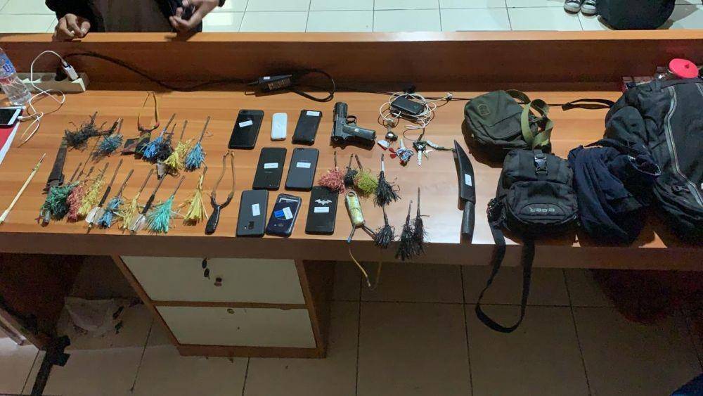 Barang bukti sitaan bentrokan di Kampus Unismuh Makassar. IDN Times / Polrestabes Makassar