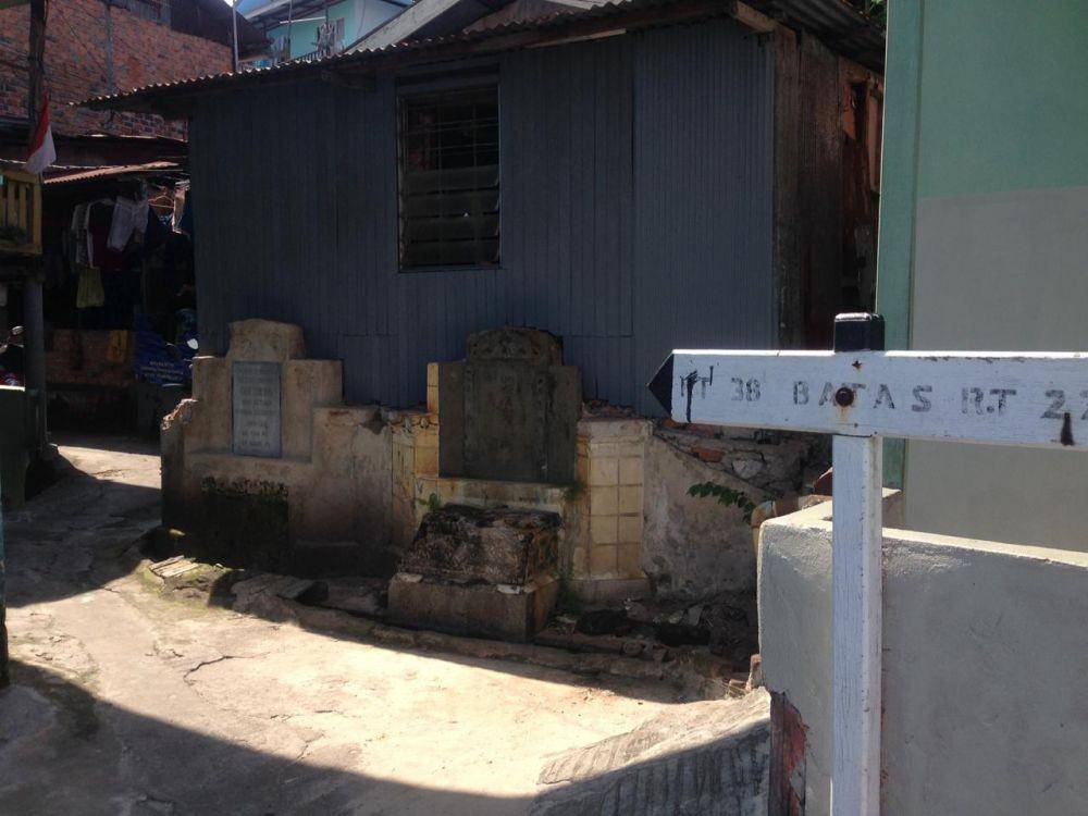 Makam Tionghoa yang tidak terawat, di atasnya berdiri rumah warga (Dok.IDN Times/Istimewa)