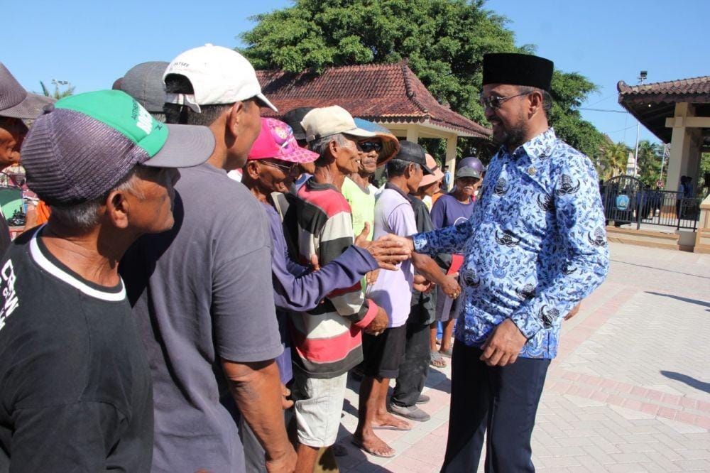 Ratusan pengayuh becak menunggu giliran untuk berjabat tangan dengan Bupati Ponorogo Ipong Muchlissoni. Dok. IDN Times/Istimewa