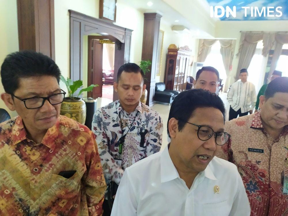 Menteri Desa, Pembangunan Daerah Tertinggal dan Transmigrasi, Abdul Halim Iskandar didamping Kepala Dinas Pemberdayaan Masyarakat Desa (PMD) Sumsel, Yusnin (IDN Times/Rangga Erfizal)