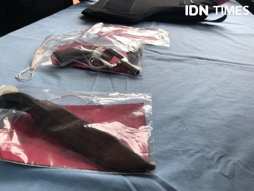 Senjata milik pelaku yang berhasil diamankan (IDN Times/Rangga Erfizal)