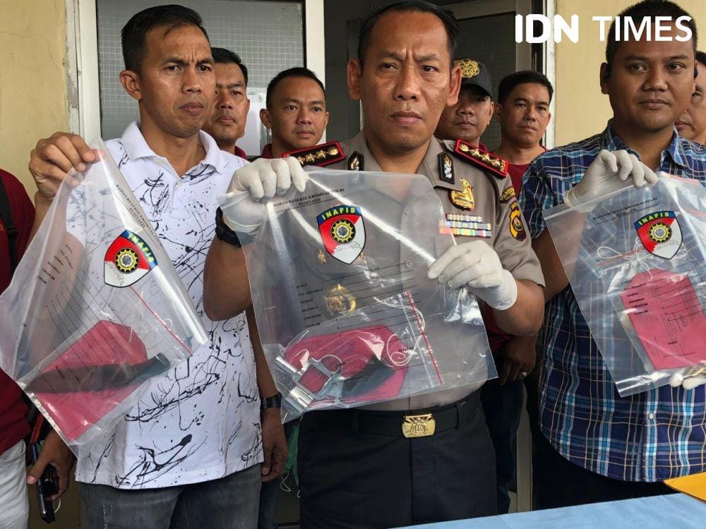 Kapolrestabes Palembang, AKBP Anom Setyadji menunjukan barang bukti (IDN Times/Rangga Erfizal)