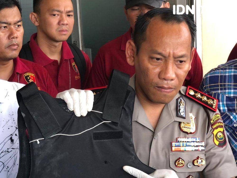 Kapolrestabes Palembang, Kombes Pol Anom Setyadji menunjukan bekas adu tembak di rompi anti peluru (IDN Times/Rangga Erfizal)