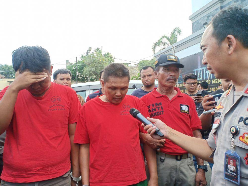 Kapolrestabes Surabaya, Kombespol Sandi Nugroho memberikan pertanyaan kepada tersangka/IDN Times, Tarida Alif