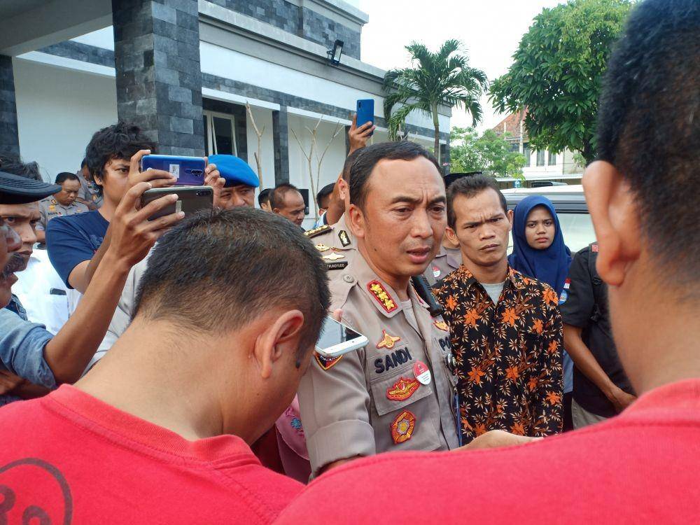 Kapolrestabes Surabaya, Kombespol Sandi Nugroho memberikan pertanyaan kepada tersangka/IDN Times, Tarida Alif