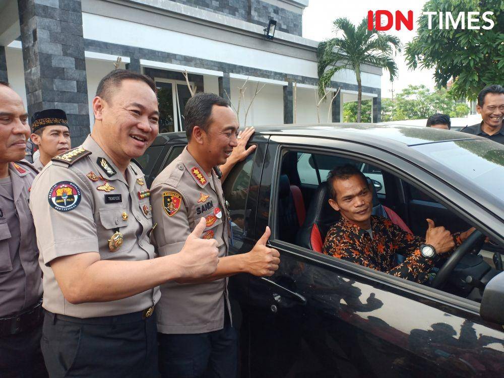 Kabid Humas Polda, Trunoyudo dan Kapolrestabes Surabaya, Sandi Nugroho bersama Syekhman, korban penggelapan mobil/IDN Times, Tarida Alif