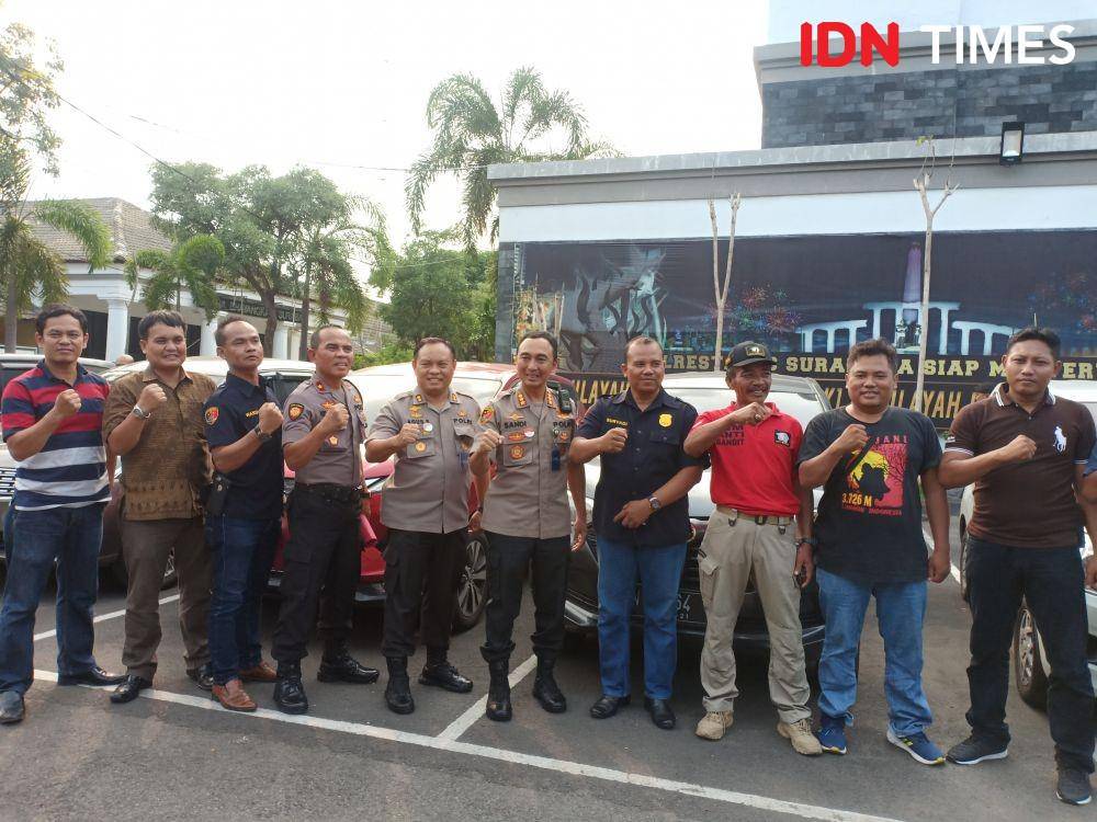 Kapolrestabes Surabaya, Kombes Sandi Nugroho bersama jajaran Polsek Karang Pilang pada konferensi pers (17/1)/IDN Times, Tarida Alif