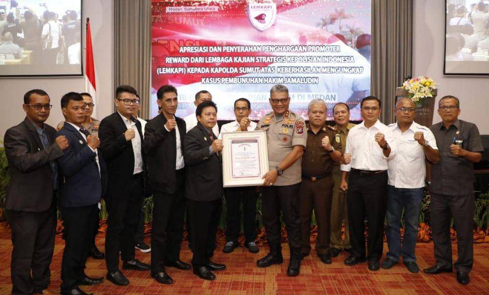 Kapolda Sumut Irjen Pol Martuani Sormin (tengah) saat menerima piagam penghargaan dari Lemkapi pada Senin (13/1) lalu. (Dok.IDN Times/ Humas Polda Sumut)