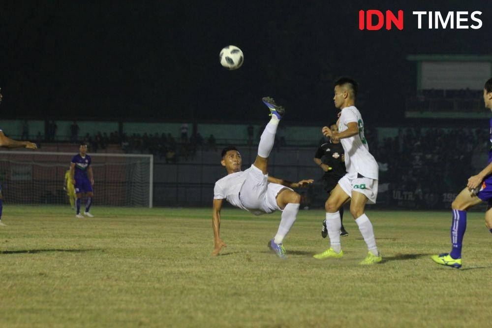 Bek PSMS Afiful Huda salto untuk mengamankan bola saat hadapi Felda United (IDN Times/Doni Hermawan)