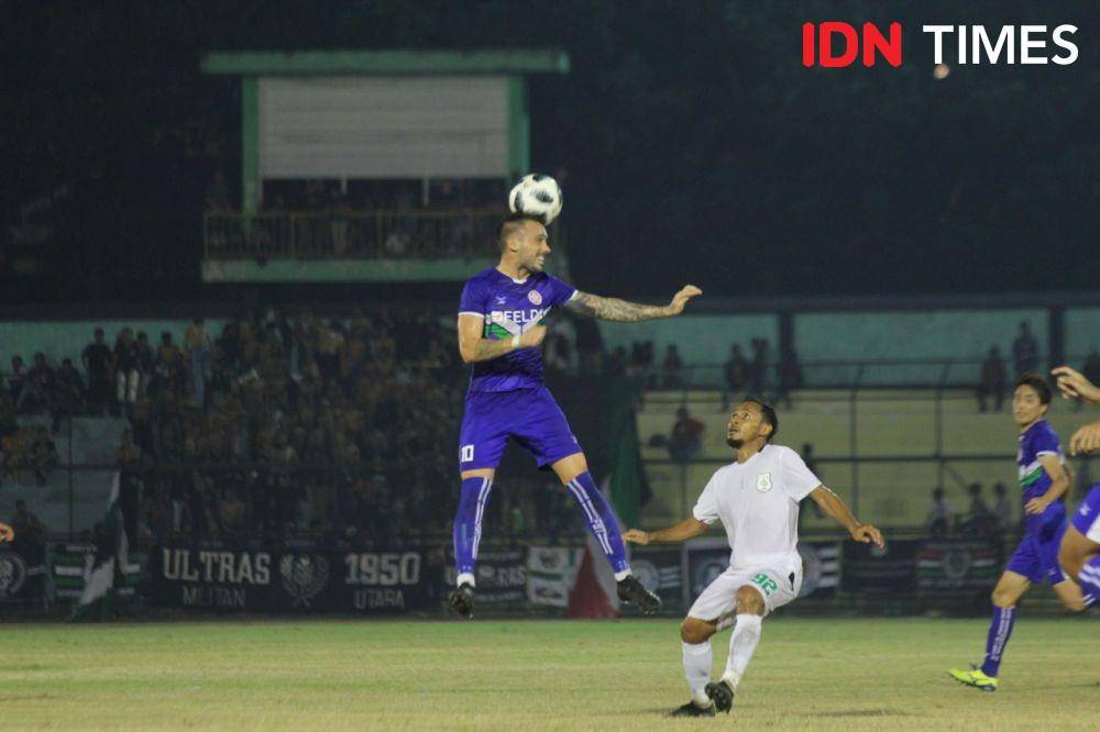 Duel PSMS kontra Felda United di Stadion Teladan (IDN Times/Doni Hermawan)