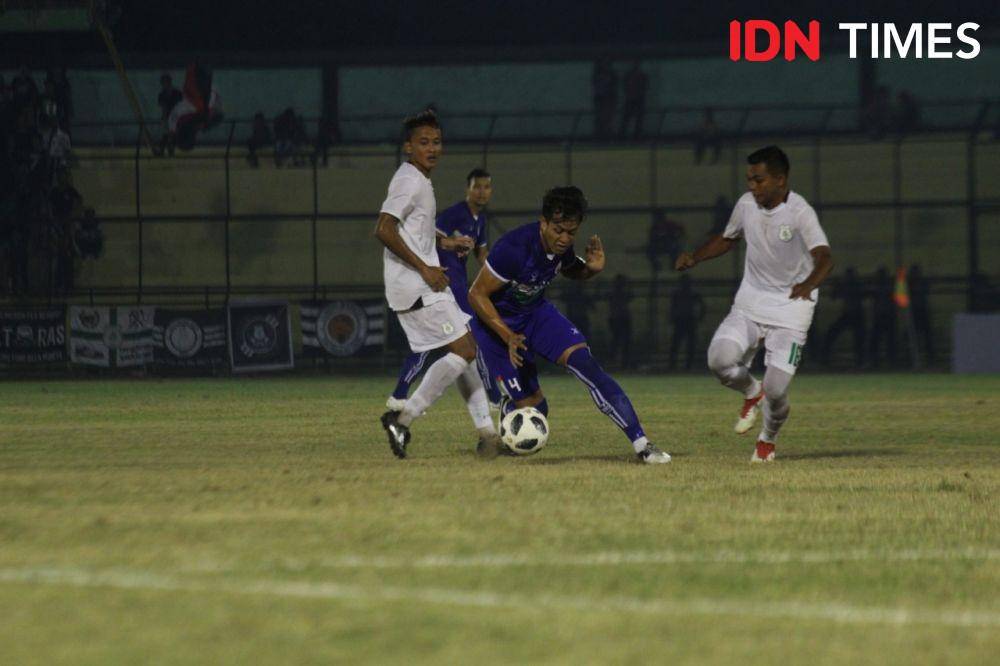 Duel PSMS kontra Felda United di Stadion Teladan (IDN Times/Doni Hermawan)