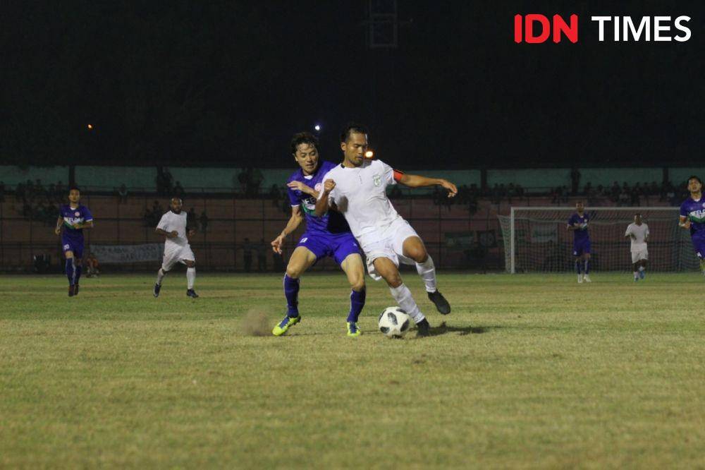 Duel PSMS kontra Felda United di Stadion Teladan (IDN Times/Doni Hermawan)