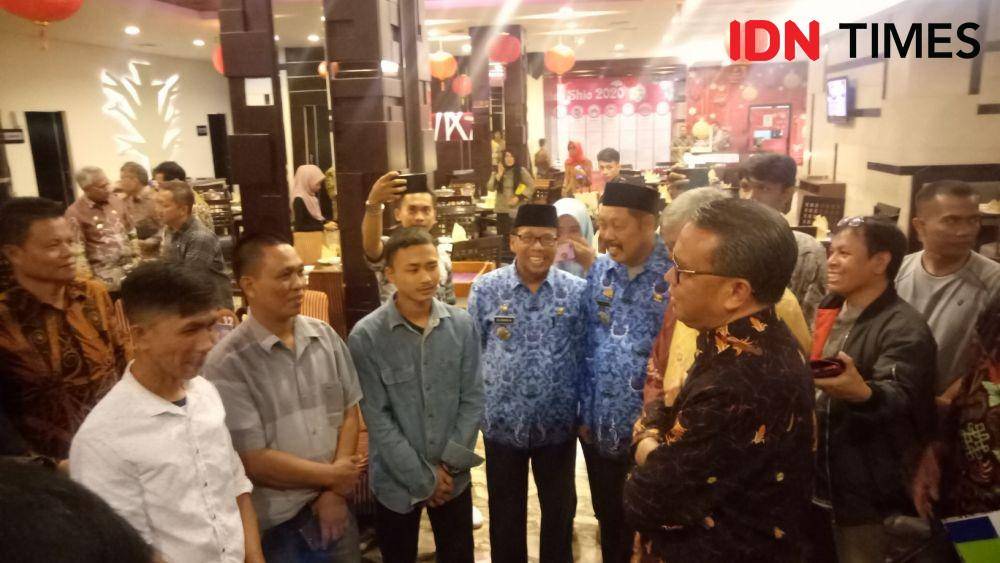 Haerul (baju putih) saat bertemu dengan Gubernur Sulsel Nurdin Abdullah di Hotel Claro Makassar, Jumat (17/1). IDN Times/Asrhawi Muin