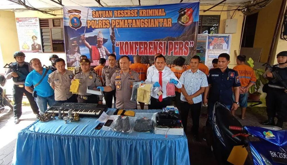 Polres Siantar menunjukkan barang bukti (Dok.IDN Times/istimewa)