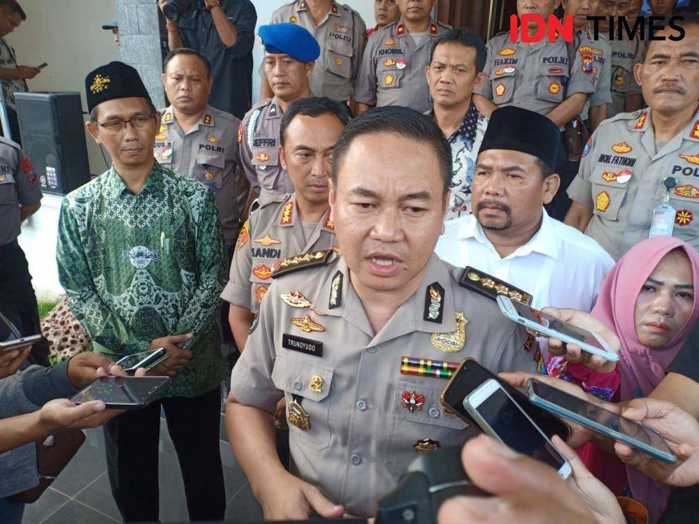 Kabid Humas Polda Jatim, Trunoyudo Wisnu Andiko dalam Konferensi Pers di Polrestabes Surabaya (17/1)