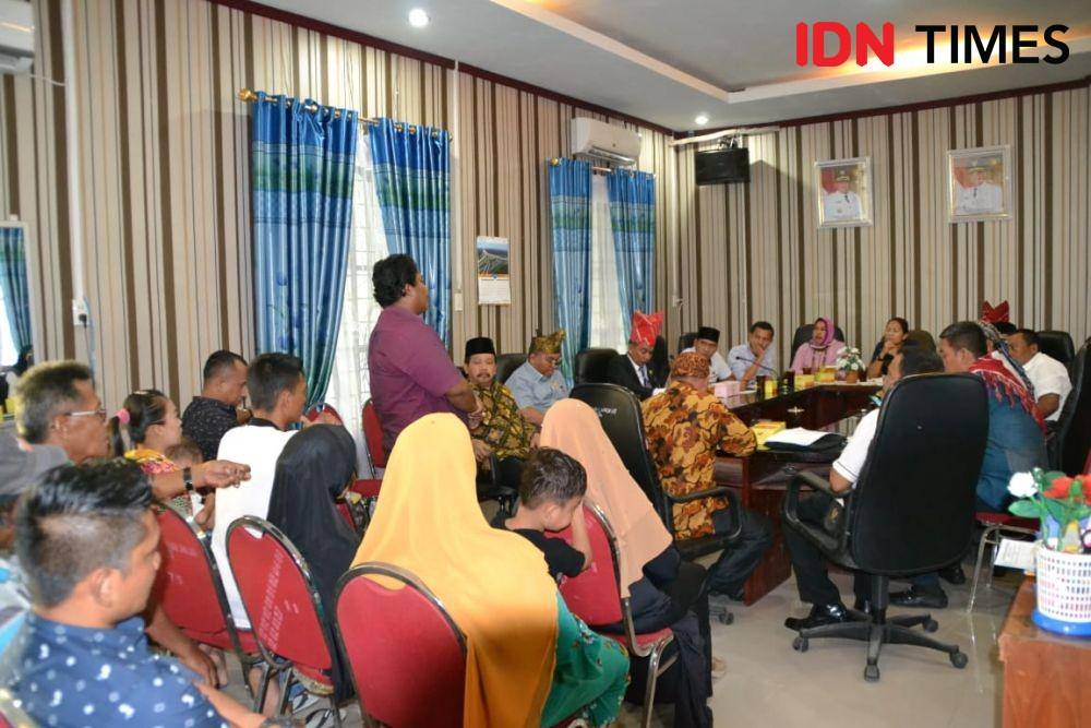 Warga mengadu rumahnya rusak akibat pembangunan Jembatan Wampu di Langkat (IDN Times/Bambang Suhandoko)