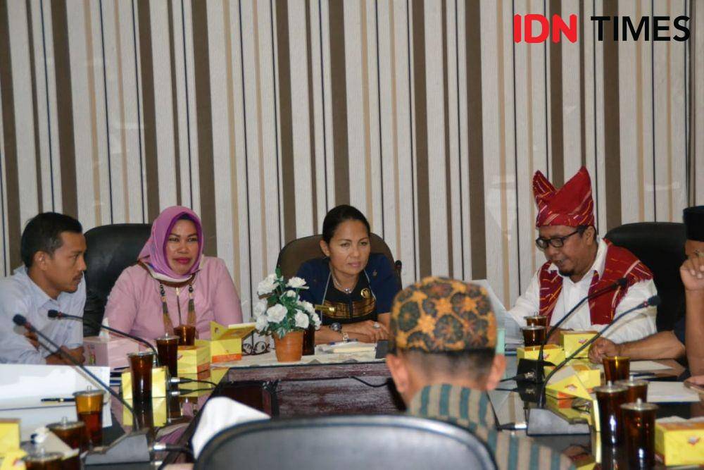 Warga mengadu rumahnya rusak akibat pembangunan Jembatan Wampu di Langkat (IDN Times/Bambang Suhandoko)