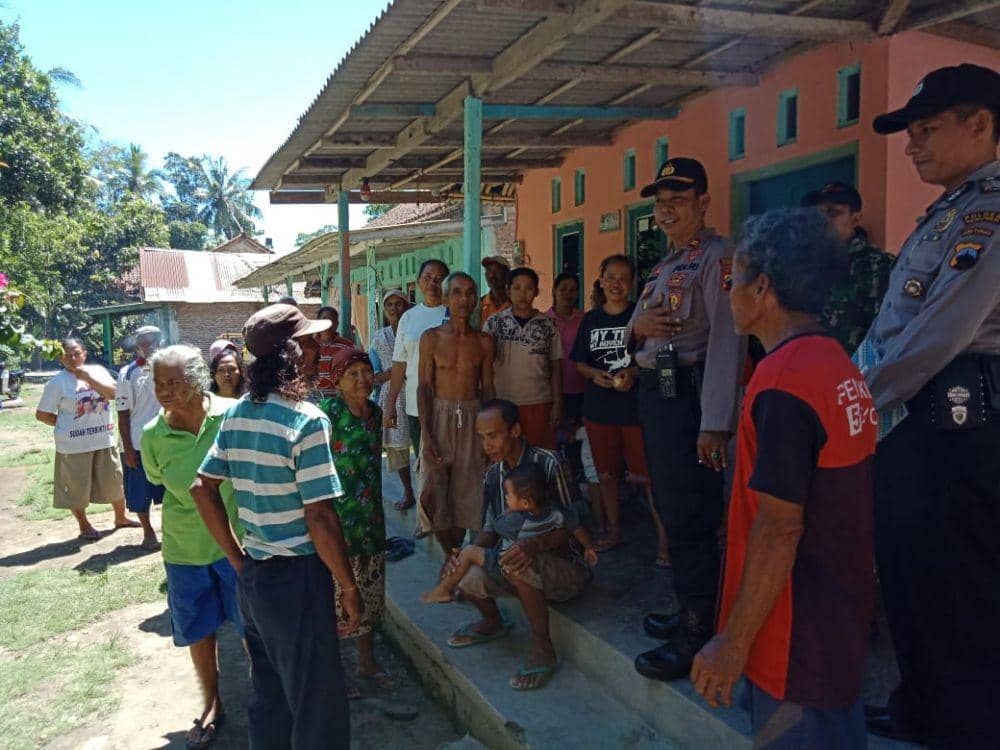 Warga Desa Waluyorejo, Kecamatan Puring, Kabupaten Kebumen berkerumun menyaksikan penemuan berbagai senjata tradisional yang kemudian dievakuasi anggota Polsek Puring, Jumat (17/1). Humas Polres Kebumen