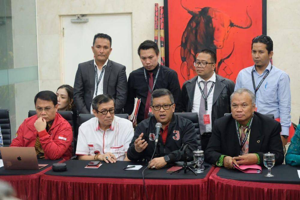 Menkum HAM Yasonna Laoly (kedua dari kiri) ikut dalam jumpa pers bersama tim hukum PDIP dalam kasus dugaan suap komisioner KPU. (Dok PDI Perjuangan)