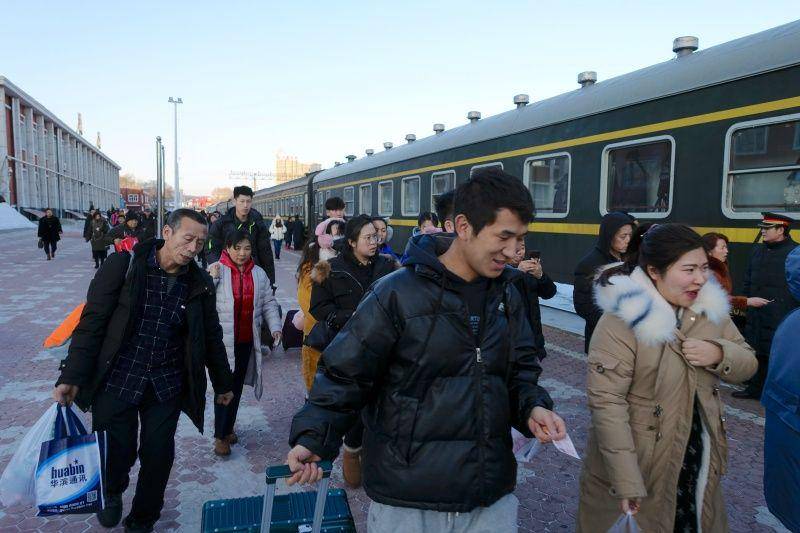 Penumpang berjalan di stasiun kereta kota penghasil batubara Hegang, Provinsi Heilongjiang, Tiongkok,pada 3 Januari 2020. ANTARA FOTO/REUTERS/Ryan Woo