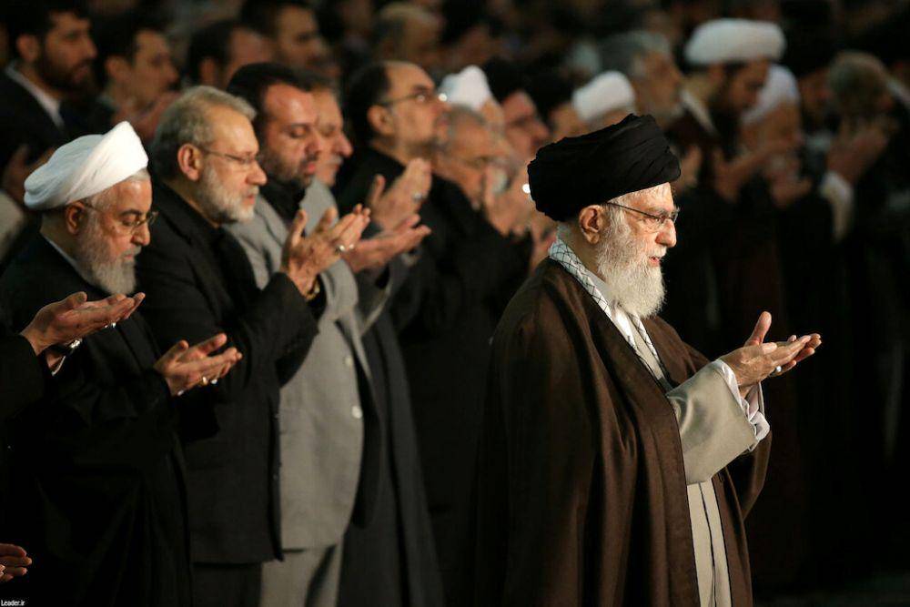 Presiden Iran Hassan Rouhani melaksanakan salat Jumat dengan imam Pemimpin Tertinggi Ayatollah Ali Khamenei, di Tehran, Iran, pada 17 Januari 2020. ANTARA FOTO/Official Khamenei website/Handout via REUTERS