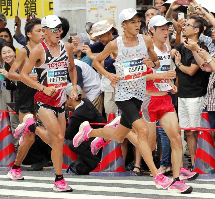 Pelari Jepang Shogo Nakamura dan beberapa kompetitornya memakai Nike Vaporfly saat berlomba di Marathon Grand Championship pada September 2020. Marathon Grand Championship adalah perlombaan uji coba untuk Olimpiade Tokyo 2020. Kantor berita Kyodo