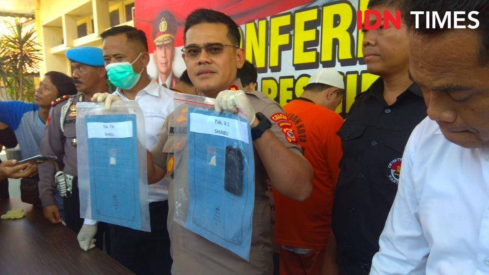 Tersangka pengedar sabu, TN (24) diamankan Polres Cirebon Kota. (IDN Times/Wildan Ibnu)