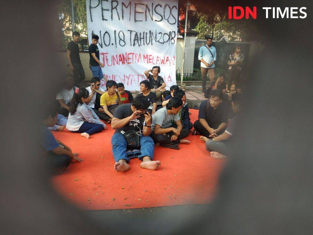 Mahasiswa penyandang disabilitas netra Wyata Guna kembali ke asrama setelah lima hari tidur ditrotoar. (IDN Times/Bagus F)