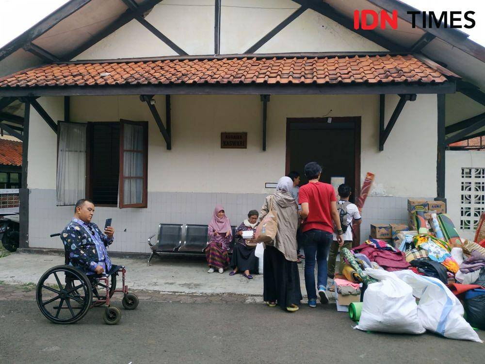 Mahasiswa penyandang disabilitas netra Wyata Guna kembali ke asrama setelah lima hari tidur ditrotoar. (IDN Times/Bagus F)