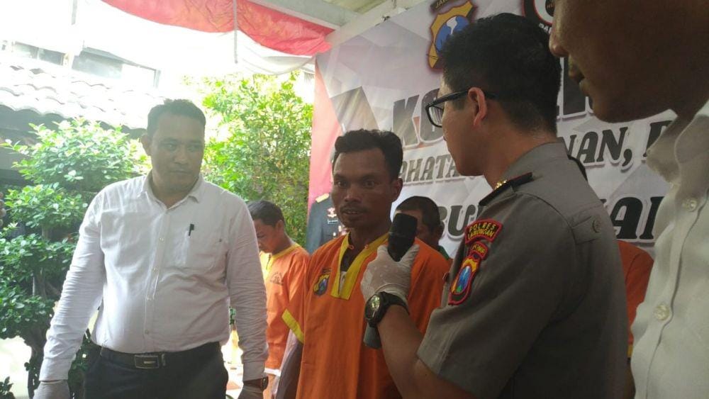 Kapolres Lamongan AKBP Harun saat berbincang dengan tersangka. IDN Times/Istimewa