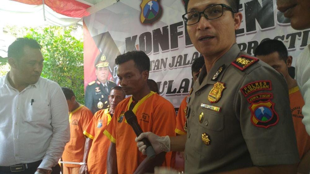 Kapolres Lamongan AKBP Harun saat berbincang dengan tersangka. IDN Times/ Istimewa