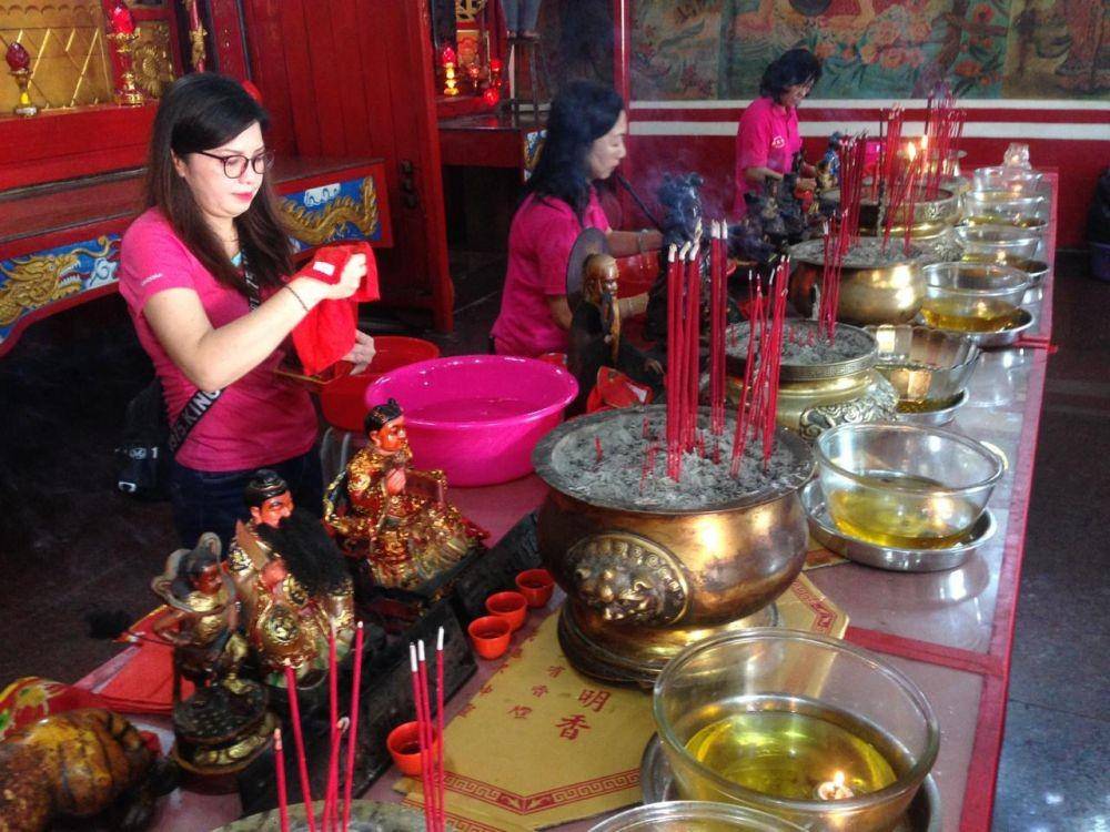 Tradisi memandikan dewa dewi sebelum Imlek (Dok.IDN Times/Istimewa)