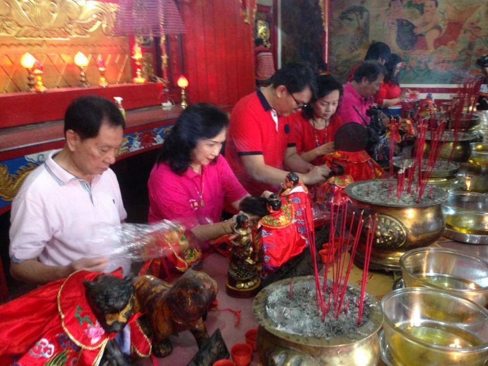 Ritual memandikan dewa-dewi saat menjelang Imlek (Dok.IDN Times/Istimewa)