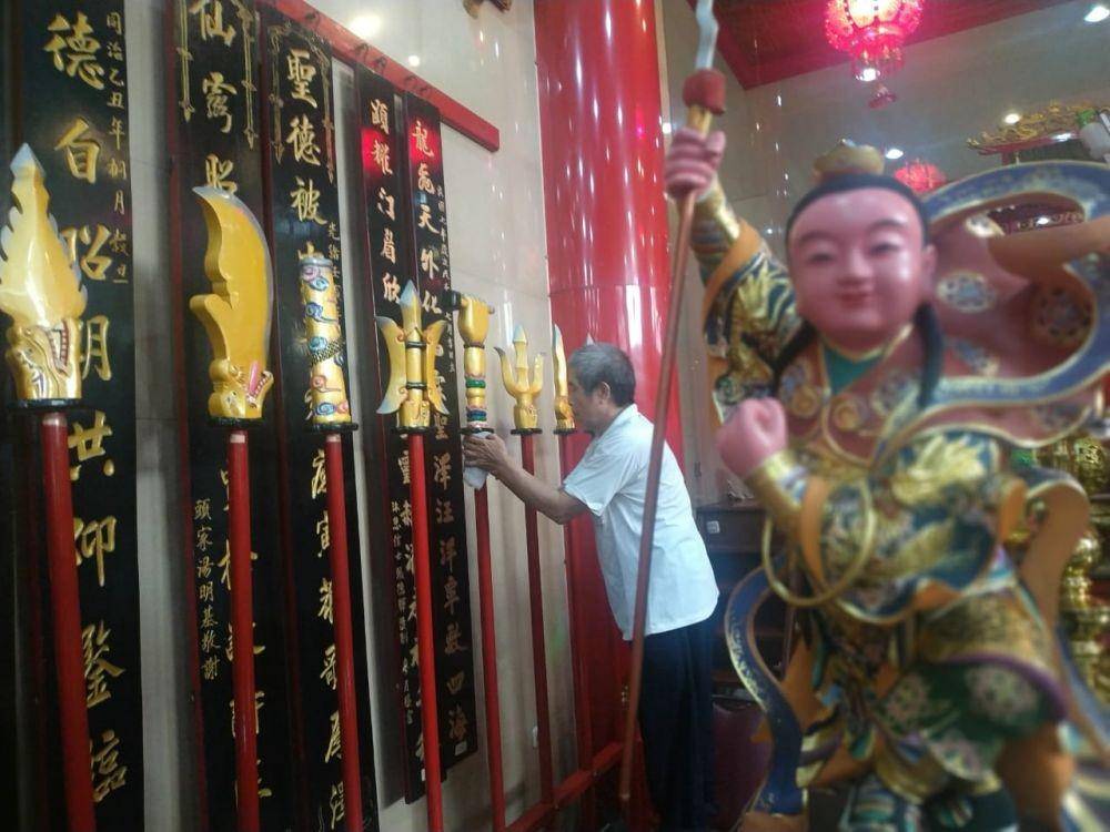 Pembersihan patung dewa-dewi di Klenteng Xian Ma Makassar. ANTARA FOTO / Darwin Fatir
