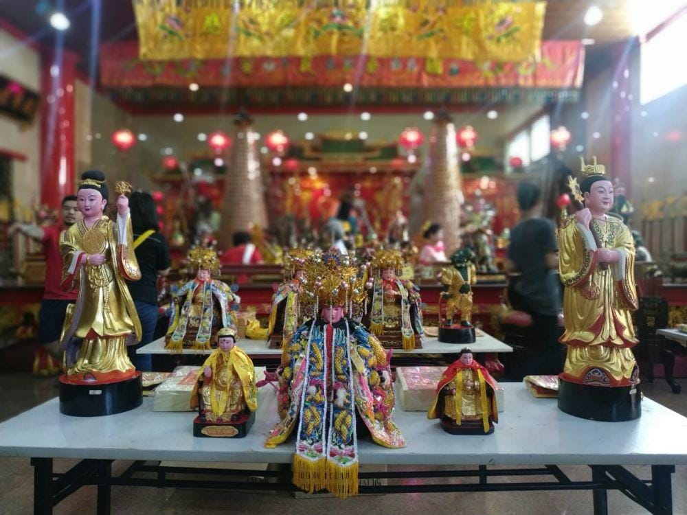 Pembersihan patung dewa-dewi di Klenteng Xian Ma Makassar. ANTARA FOTO / Darwin Fatir