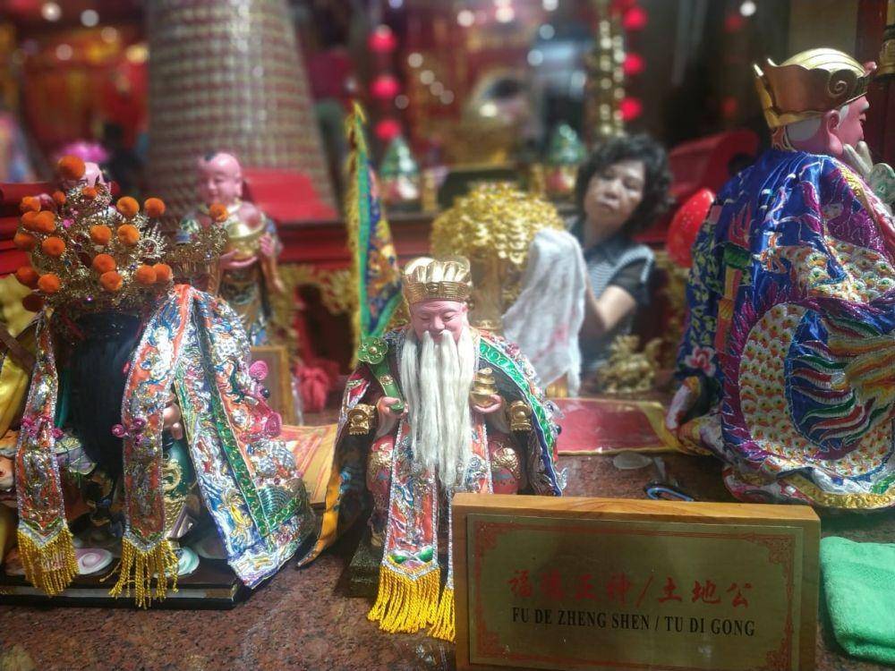 Pembersihan patung dewa-dewi di Klenteng Xian Ma Makassar. ANTARA FOTO / Darwin Fatir