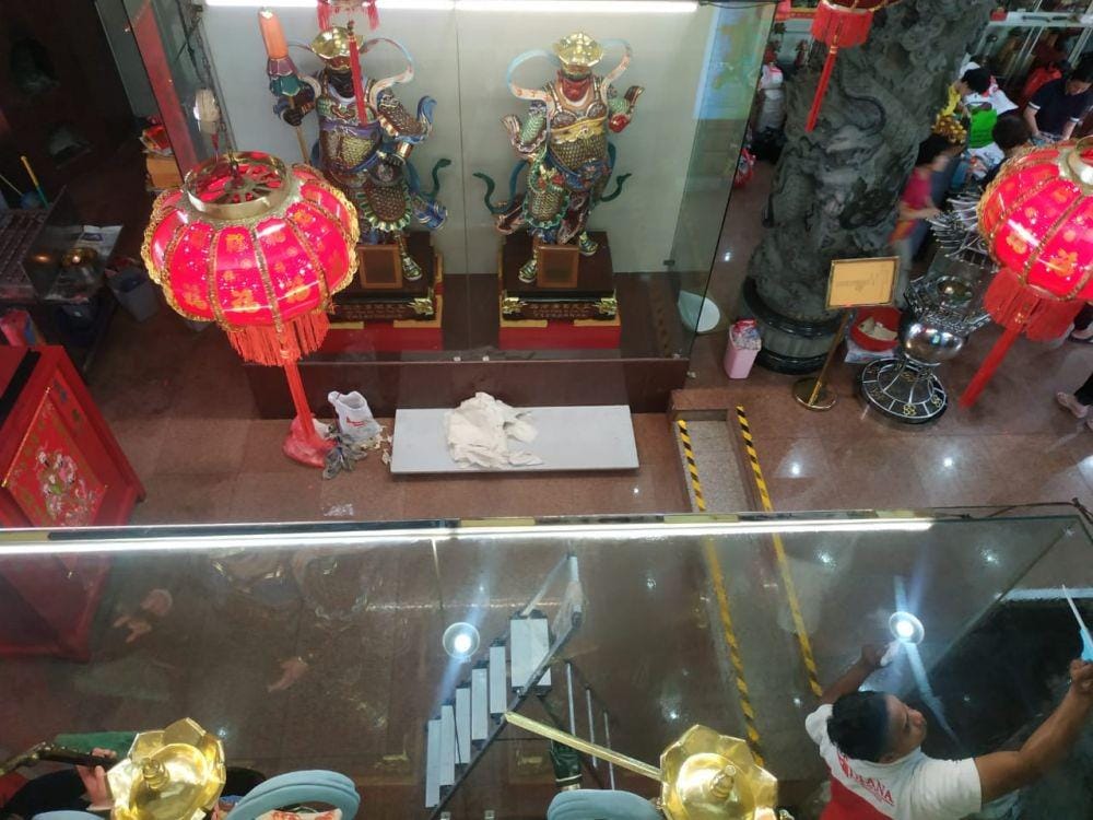 Pembersihan patung dewa-dewi di Klenteng Xian Ma Makassar. ANTARA FOTO / Darwin Fatir