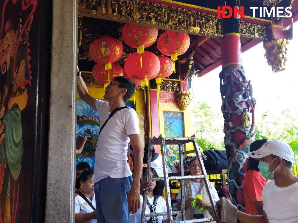 ASYB saat bersihkan Klenteng Fuk Ling Miau pada Minggu (19/1). IDN Times/Siti Umaiyah