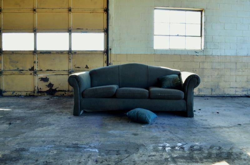 Ilustrasi sofa. unsplash.com/Kelly Sikkema
