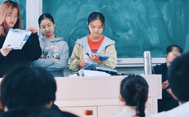 Ilustrasi remaja-remaja perempuan sedang belajar. unsplash.com/Pocky Lee