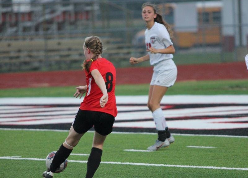 Ilustrasi dua remaja sedang bermain sepak bola. unsplash.com/Sheri Hooley