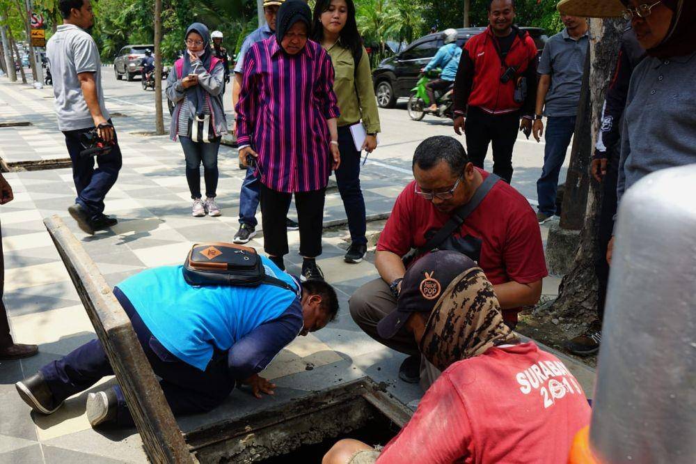 Wali Kota Surabaya Tri Rismaharini saat tinjau kawasan Darmo Park Surabaya, Sabtu (18/1). Dokumentasi Humas Pemkot Surabaya.