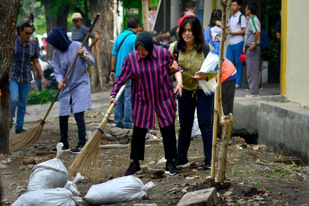 Wali Kota Surabaya Tri Rismaharini saat tinjau kawasan Darmo Park Surabaya, Sabtu (18/1). Dokumentasi Humas Pemkot Surabaya.