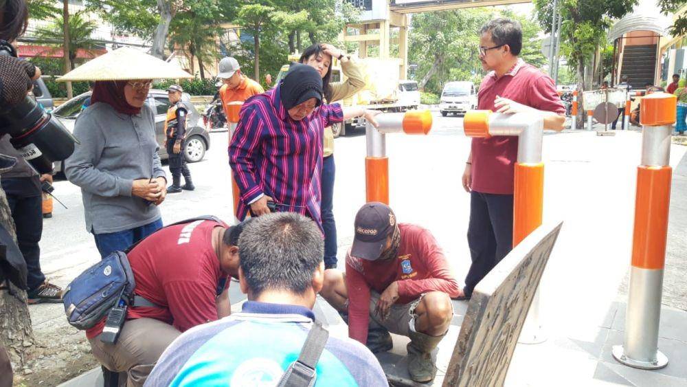 Wali Kota Surabaya Tri Rismaharini saat tinjau kawasan Darmo Park Surabaya, Sabtu (18/1). Dokumentasi Humas Pemkot Surabaya.