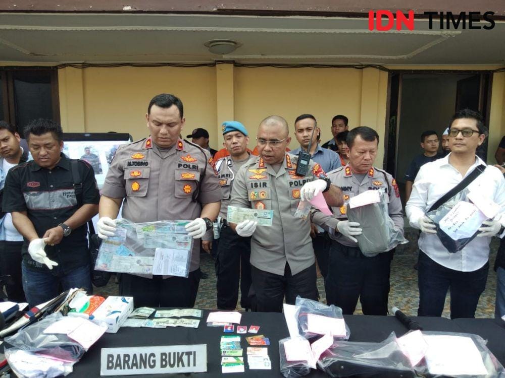 Kapolrestabes Medan Kombes Pol Jhonny Eddizon Isir menunjukkan barang bukti dari empat pelaku saat memaparkan kasus di Mapolrestabes Medan, Sabtu (18/1) (IDN Times/Fadli Syahputra)