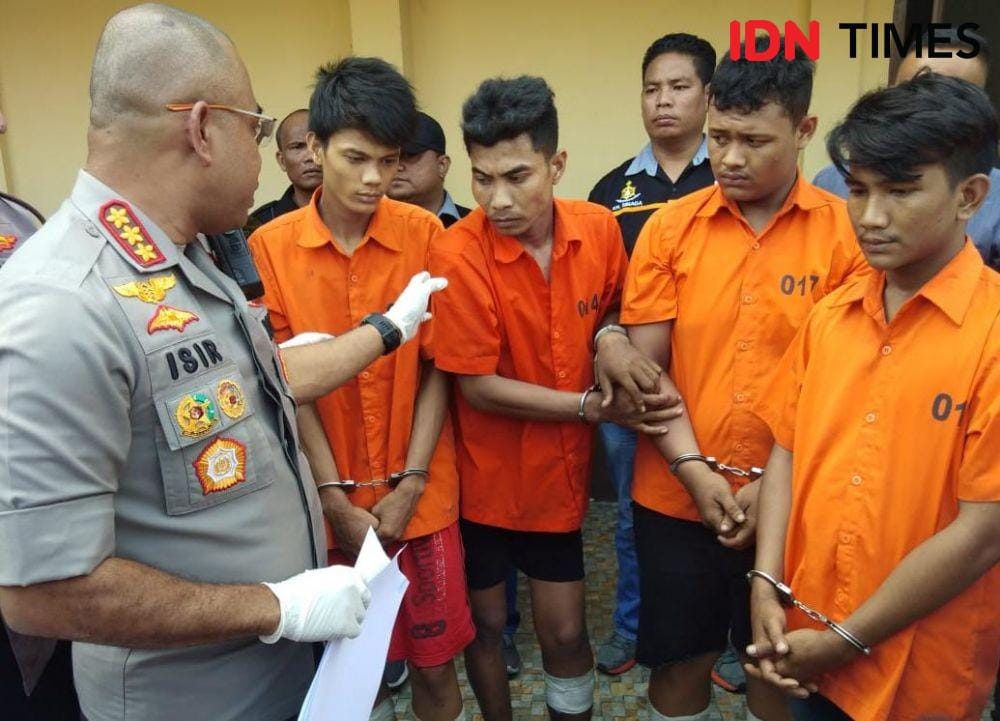 Kapolrestabes Medan Kombes Pol Jhonny Eddizon Isir menunjukkan barang bukti dari empat pelaku saat memaparkan kasus di Mapolrestabes Medan, Sabtu (18/1) (IDN Times/Fadli Syahputra)