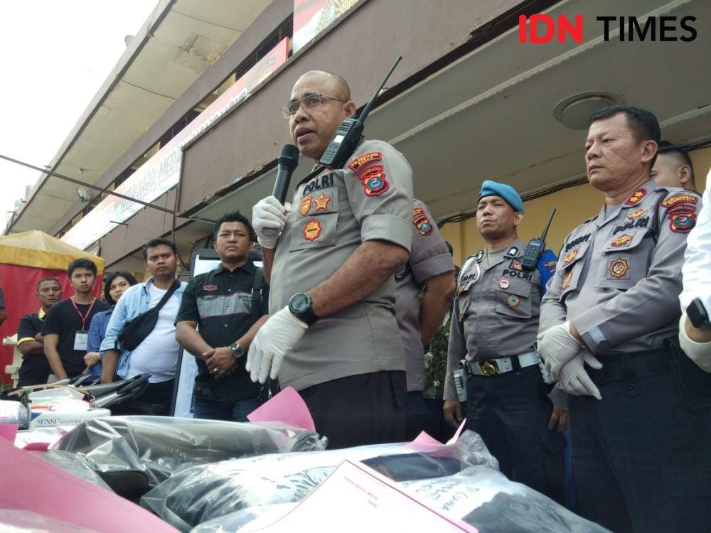 Kapolrestabes Medan Kombes Pol Jhonny Eddizon Isir memberikan keterangan saat memaparkan kasus di Mapolrestabes Medan, Sabtu (18/1) (IDN Times/Fadli Syahputra)