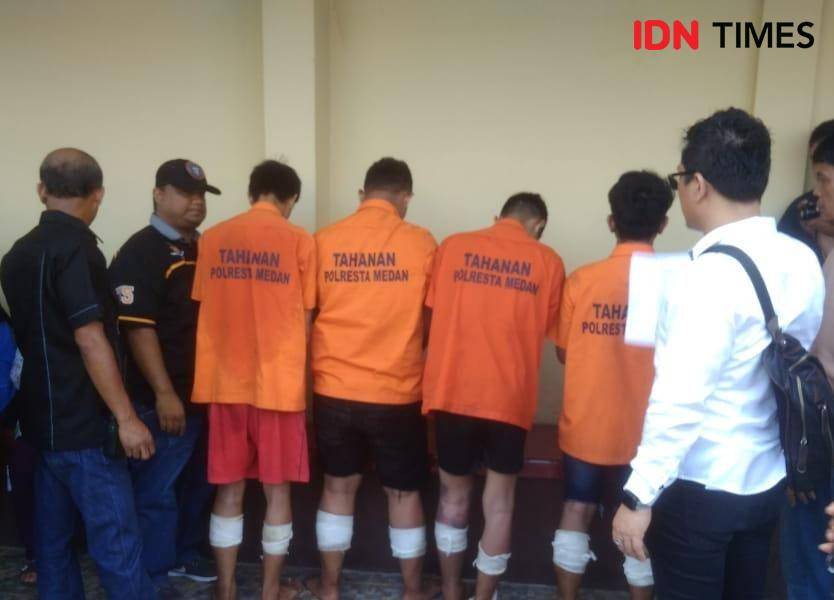 Keempat pelaku saat dihadirkan di pers rilis di Mapolrestabes Medan, Sabtu (18/1) (IDN Times/Fadli Syahputra)